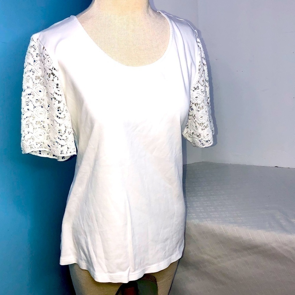 Beautiful Liz Claiborne casual T-shirt